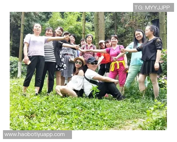 康大冠军队友重聚场边卡斯尔与克林根欢快嬉戏共度美好时光