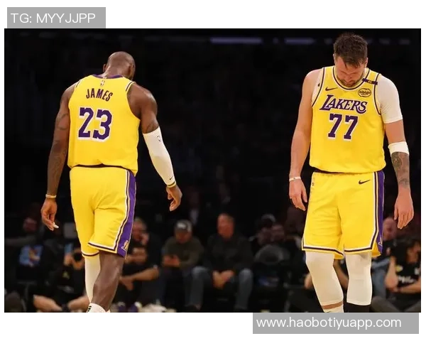 詹姆斯快攻遭遇米勒防守冲突裁判判罚引发黄蜂教练挑战未果