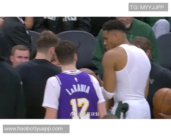 字母哥助蒂耶罗获得比赛用球詹姆斯为其点赞裁判为何纠结不已